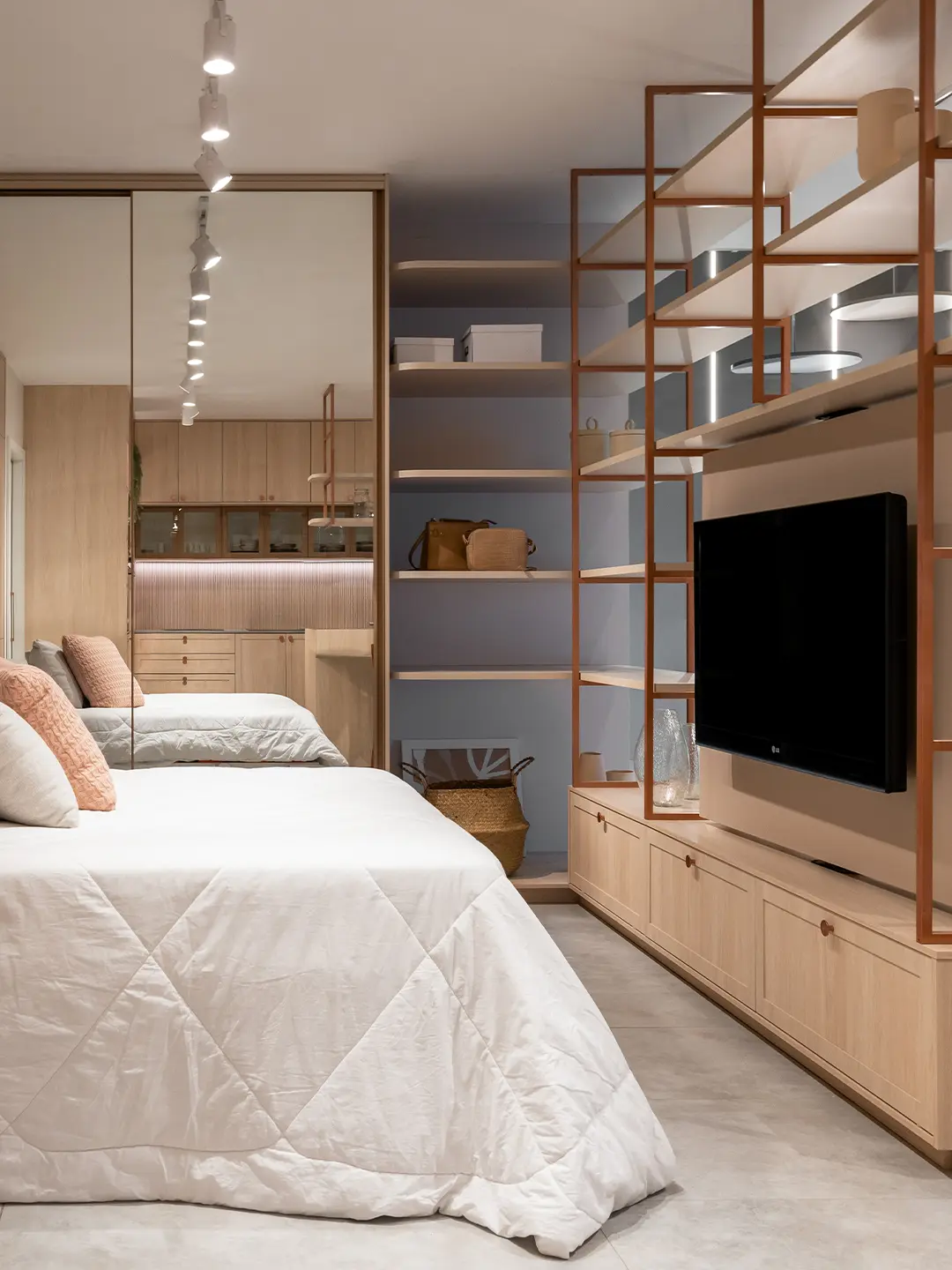 Quarto planejado Italínea com painel de televisão, estante metálica e armários amadeirados — Dormitório planejado Italínea em Manaus