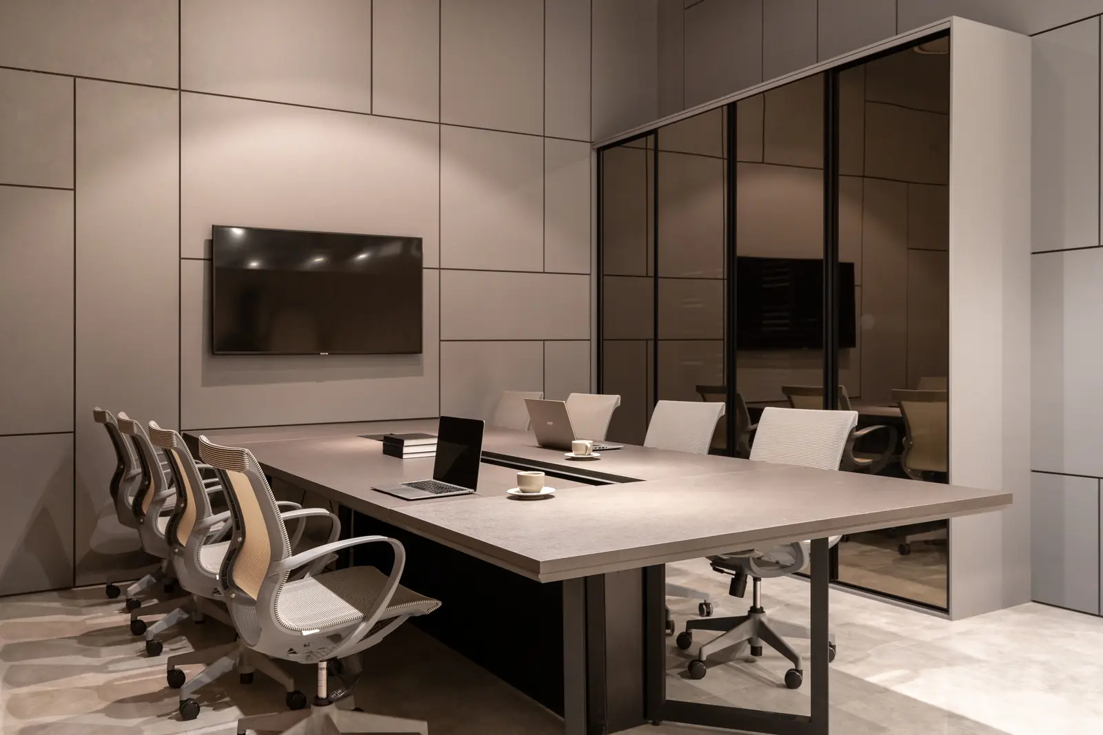 Sala de reunião corporativa planejada Italínea com mesa ampla, cadeiras e divisória de vidro — Ambiente corporativo planejado Mobile Italínea Manaus