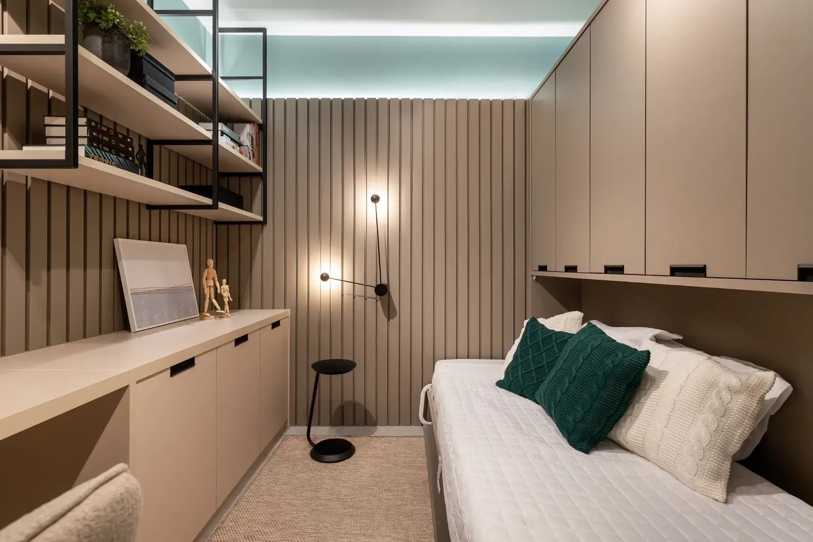 Dormitório planejado Italínea em Manaus — Quarto planejado Italínea compacto com cama, armários, prateleiras e bancada para home office
