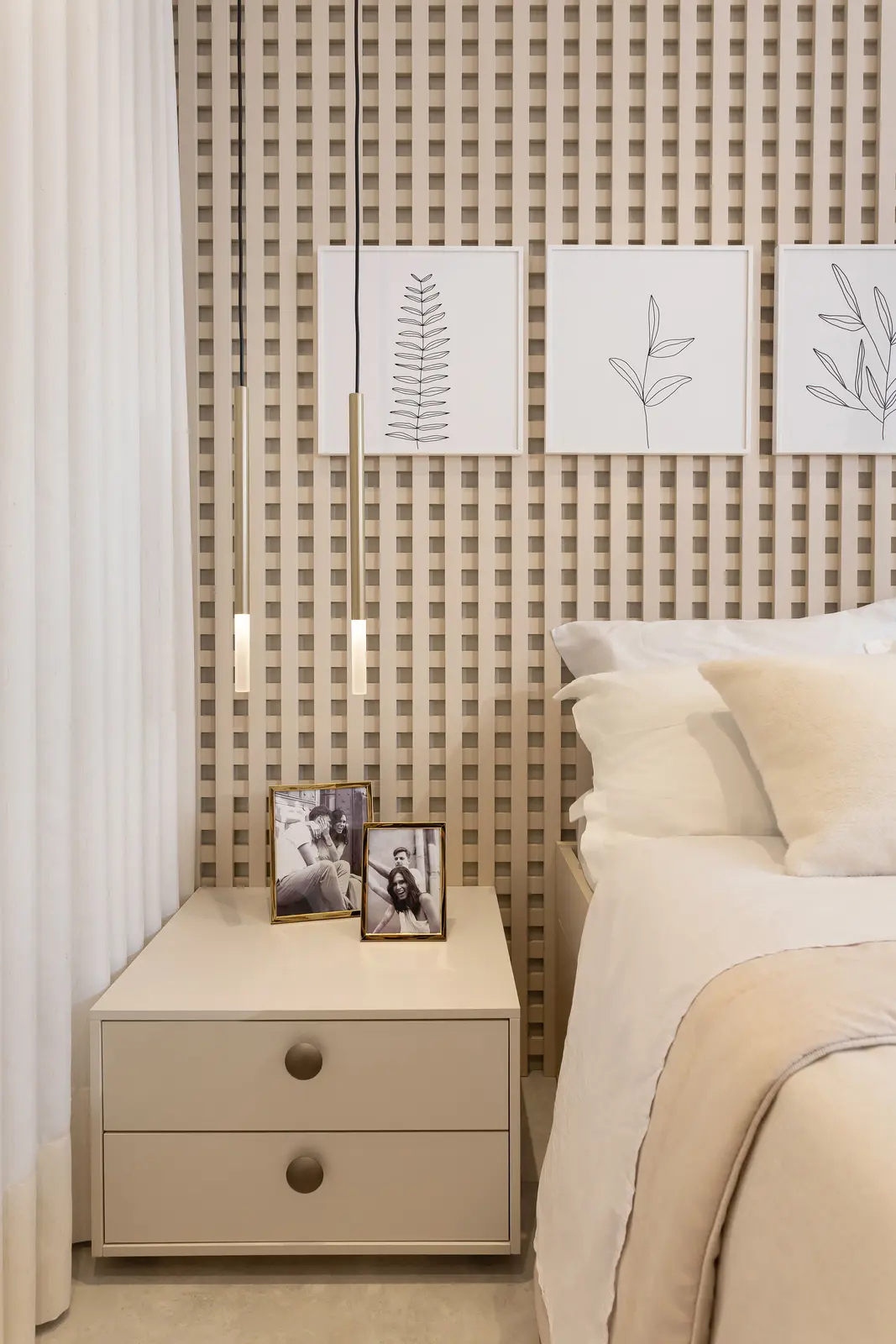 Quarto de casal planejado Italínea com painel ripado e mesa de cabeceira com gavetas — Dormitório planejado Italínea em Manaus