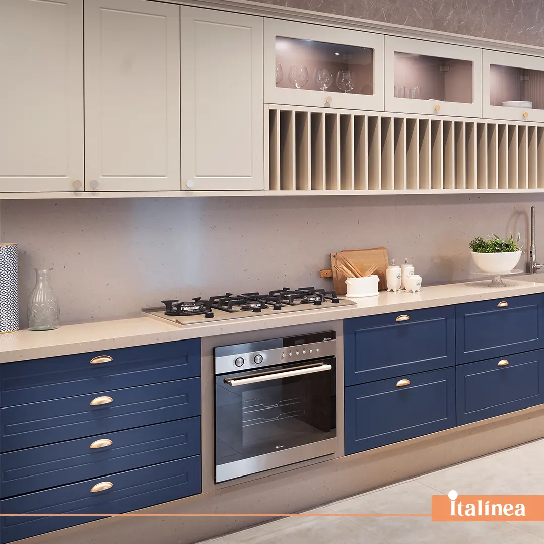 Cozinha planejada Italínea azul em estilo clássico com armários brancos e nichos superiores — Cozinha planejada em Manaus com móveis sob medida