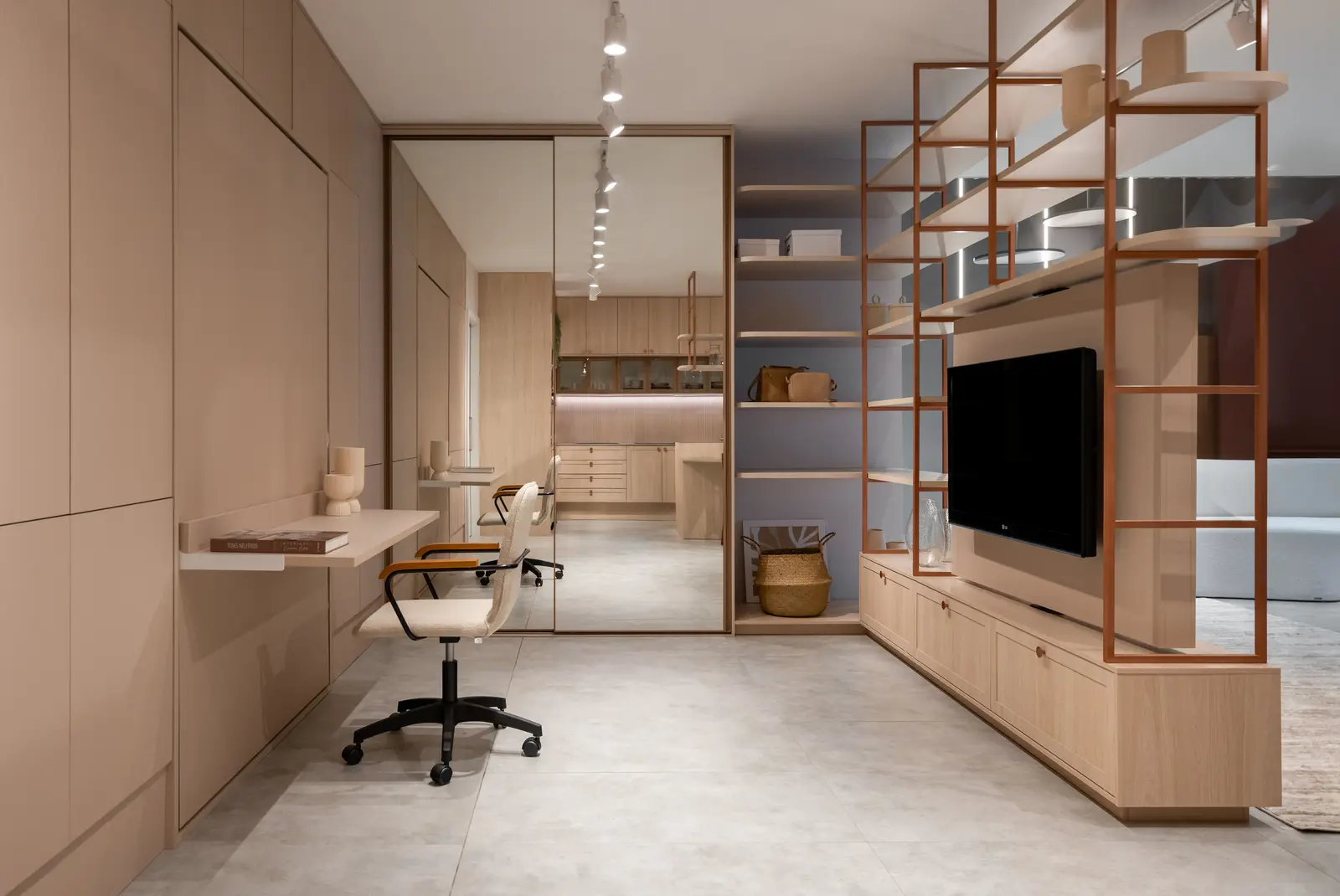 Home office planejado em Manaus — Home office planejado Italínea integrado à sala com bancada, estante e painel para televisão