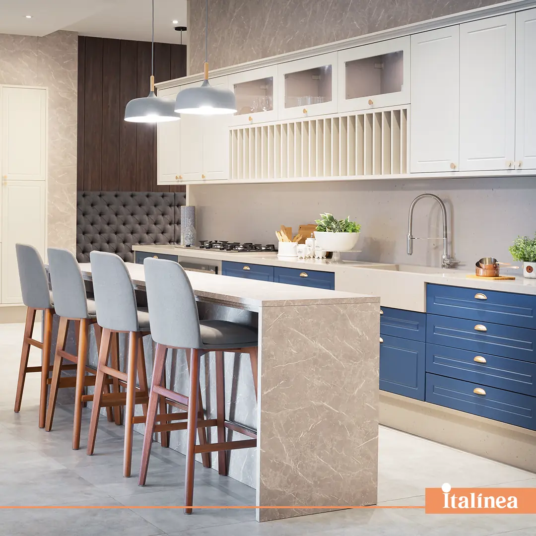 Cozinha planejada Italínea azul e branca com ilha em pedra e banquetas — Cozinha planejada em Manaus com móveis sob medida