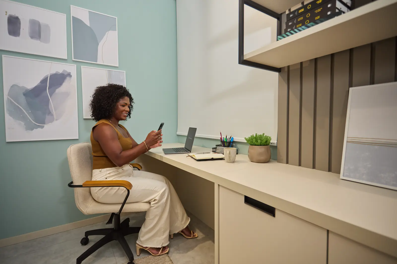 Home office planejado Italínea com bancada, armários e espaço de trabalho funcional — Ambiente corporativo planejado Mobile Italínea Manaus