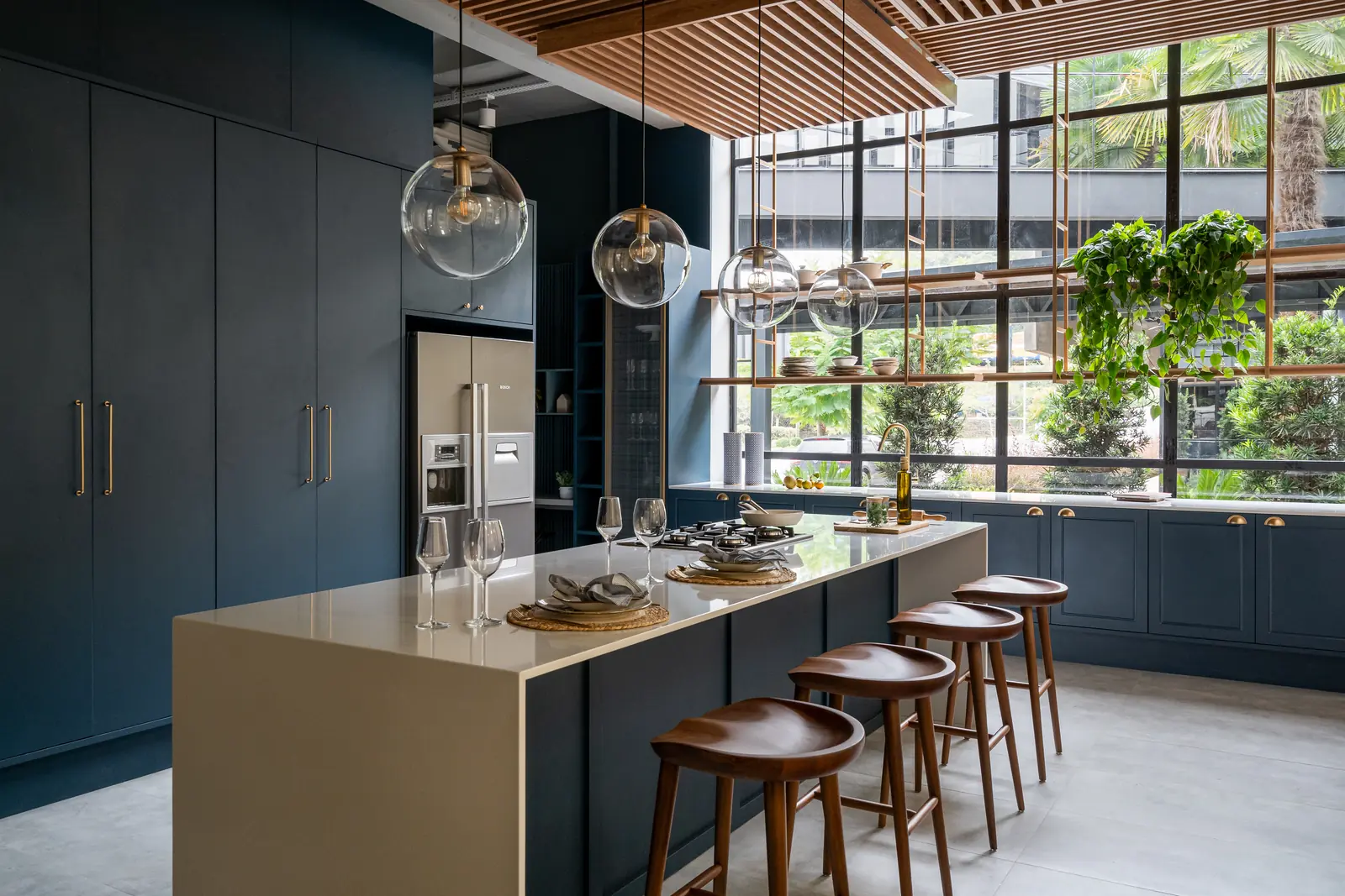 Cozinha planejada Italínea azul com ilha central, pendentes e ampla iluminação natural — Cozinha planejada em Manaus com móveis sob medida