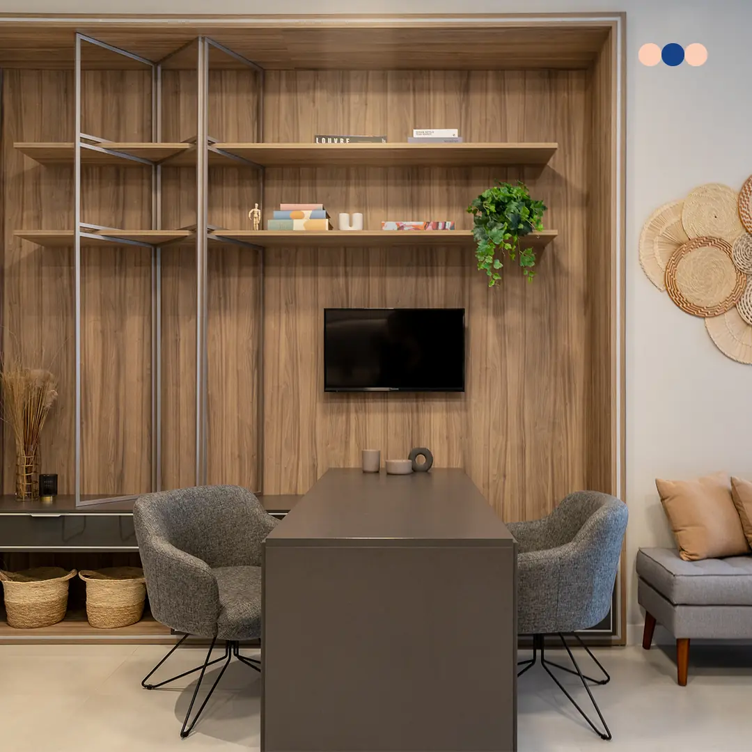 Ambiente corporativo planejado Mobile Italínea Manaus — Escritório planejado Italínea integrado ao ambiente com estante amadeirada e mesa de trabalho