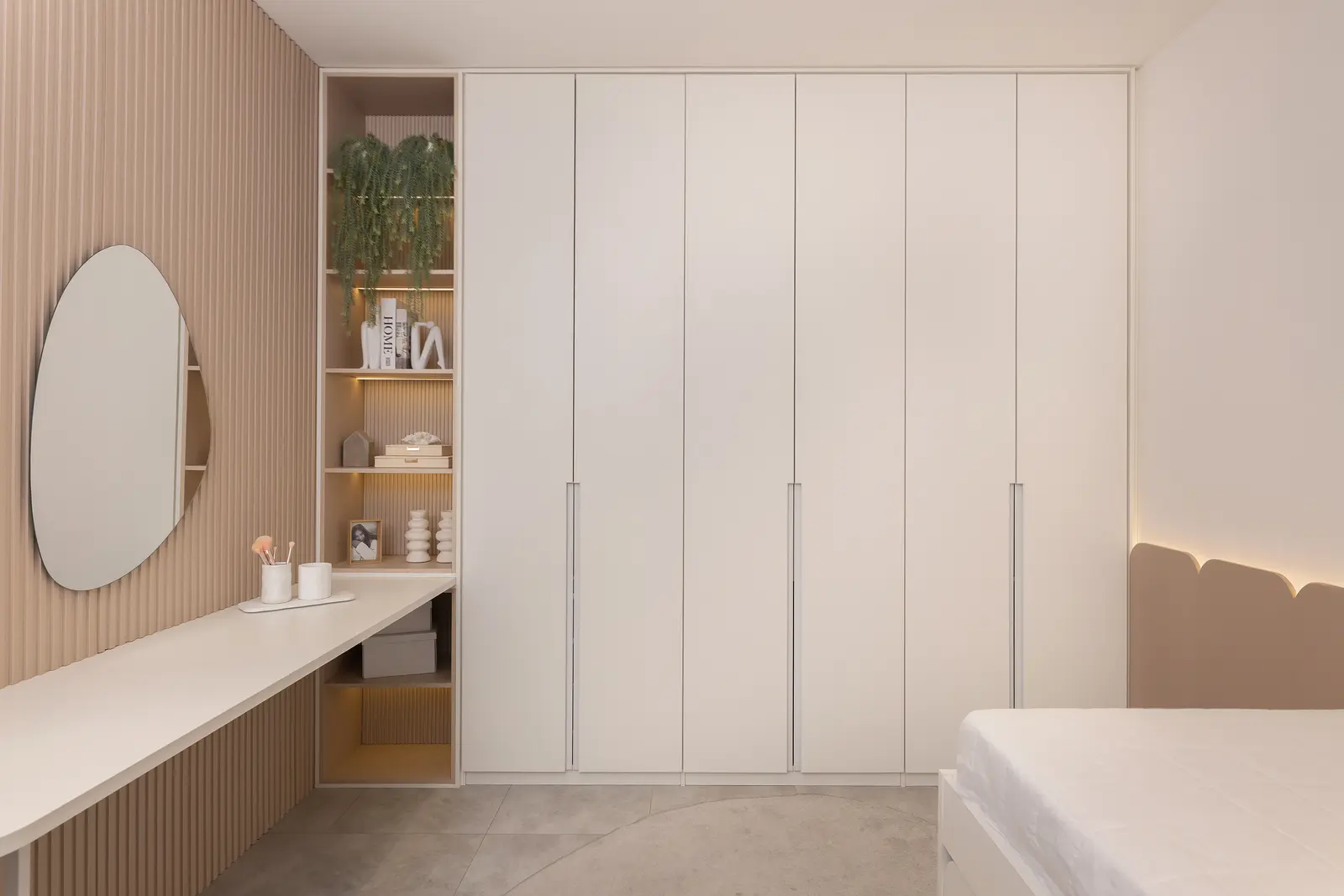 Quarto planejado Italínea com roupeiro branco, bancada e prateleiras decorativas — Dormitório planejado Italínea em Manaus
