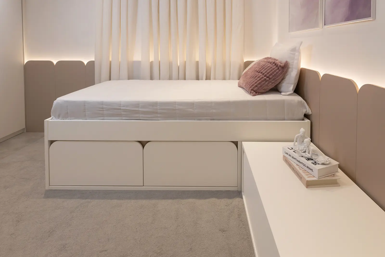 Quarto de solteiro planejado Italínea com cama elevada, gavetas e bancada integrada — Dormitório planejado Italínea em Manaus